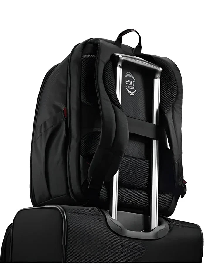 Smart Sleeve allowing you to stabilise your bag on top of the suitcase